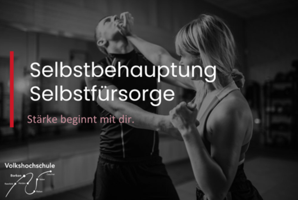 Zwei Personen im Kampfkunsttraining, eine Person blockiert einen Schlag der anderen