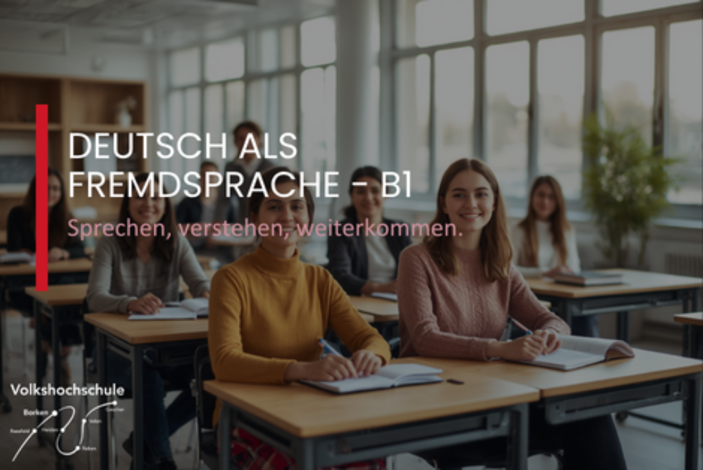 Gruppe von Erwachsenen sitzt in einem hellen Klassenraum an Tischen und blickt nach vorne