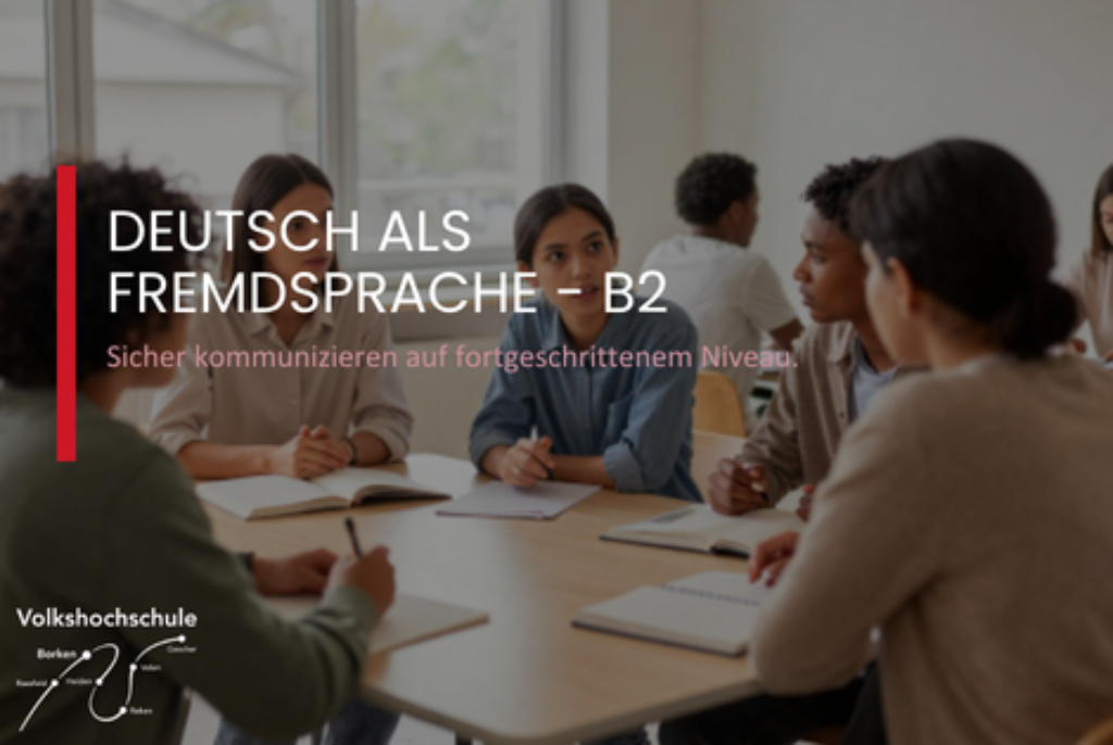 Gruppe von Erwachsenen sitzt an einem Tisch und diskutiert in einem hellen Raum