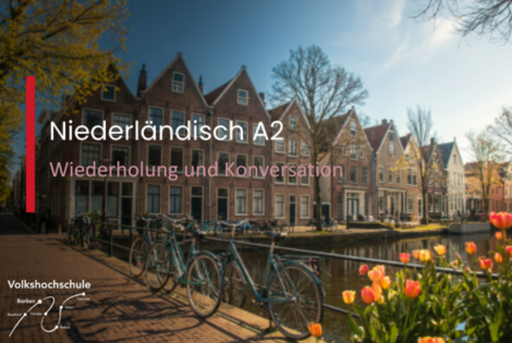Fahrräder an einem Kanal mit historischen Giebelhäusern und Tulpen im Vordergrund bei sonnigem Wetter