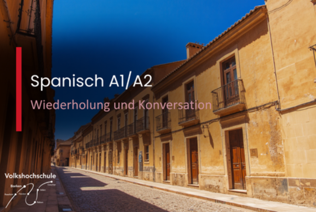Straße mit historischen Gebäuden und Balkonen unter blauem Himmel mit Text 'Spanisch A1/A2 Wiederholung und Konversation' und Logo der Volkshochschule Borken