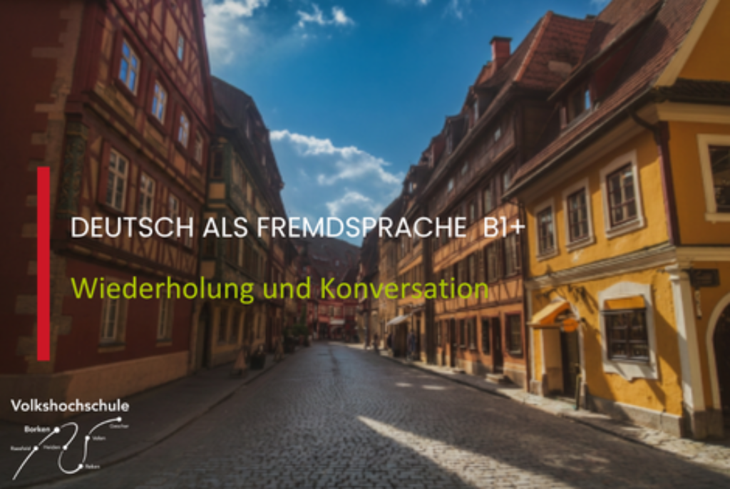 Straßenszene mit Kopfsteinpflaster und historischen Fachwerkhäusern unter blauem Himmel mit Wolken