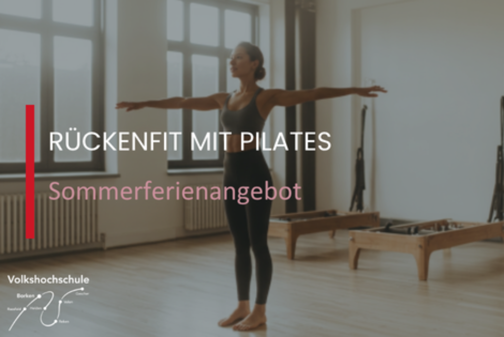 Frau steht mit ausgestreckten Armen in einem hellen Raum mit Pilates-Geräten im Hintergrund
