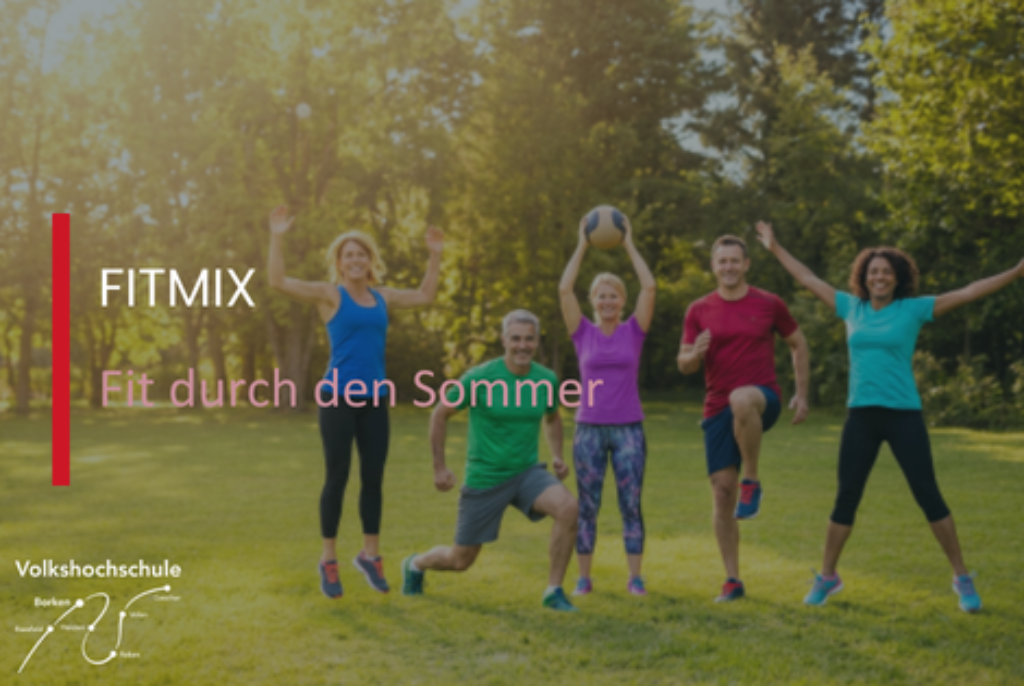 Fünf Menschen in Sportkleidung springen auf einer Wiese mit Bäumen im Hintergrund