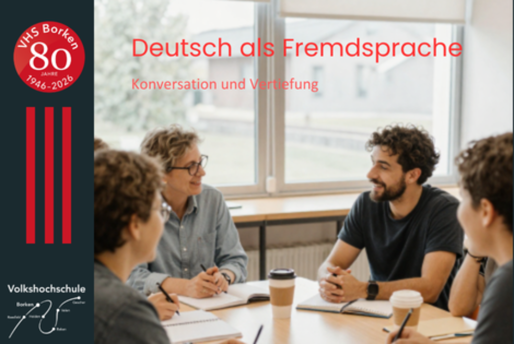 Gruppe von vier Personen sitzt an einem Tisch mit Kaffeebechern und Notizbüchern in einem hellen Raum mit großen Fenstern