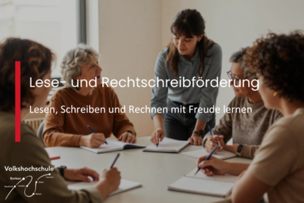 Gruppe Erwachsener sitzt an einem Tisch und schreibt in Notizbücher während eine Person in der Mitte auf ein Buch zeigt