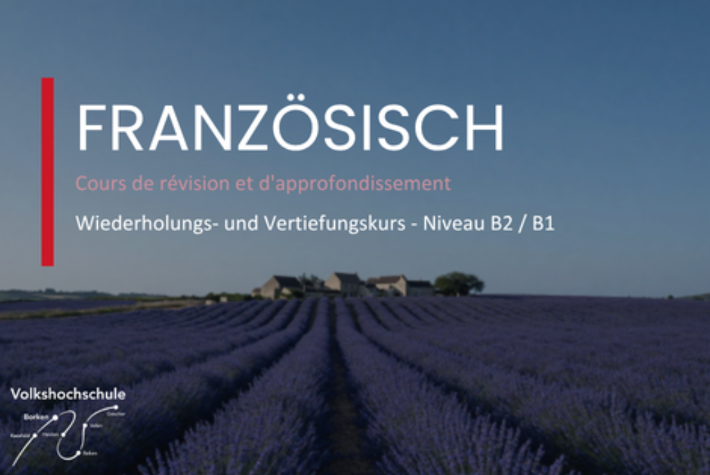 Weitläufiges Lavendelfeld mit Gebäuden am Horizont und Text zu einem Französischkurs in Weiß und Rot auf blauem Himmel