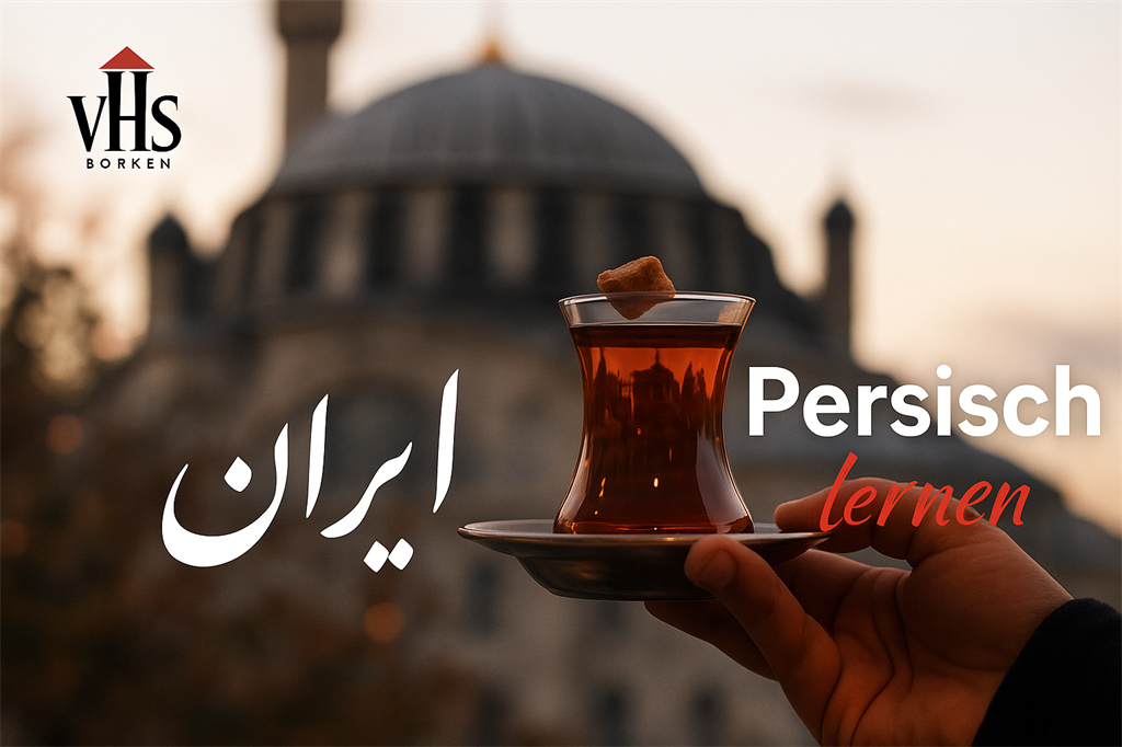Hand hält ein Glas mit Tee vor einer unscharfen Kuppel im Hintergrund, daneben der Text 'Persisch lernen' und persische Schriftzeichen