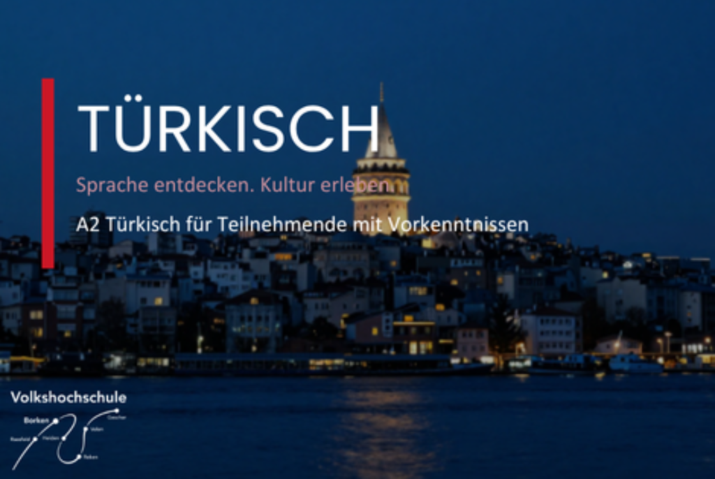 Nachtaufnahme einer Stadt mit beleuchtetem Turm und Wasser im Vordergrund, darüber Text 'TÜRKISCH Sprache entdecken Kultur erleben A2 Türkisch für Teilnehmende mit Vorkenntnissen'