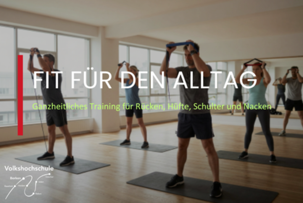 Gruppe von Erwachsenen steht auf Yogamatten in einem hellen Raum und hält Hanteln über dem Kopf