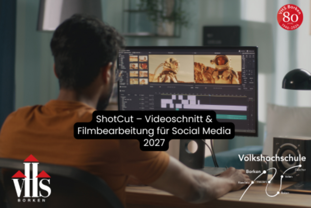 Person sitzt vor einem Bildschirm mit geöffneter Videoschnittsoftware und bearbeitet Videomaterial