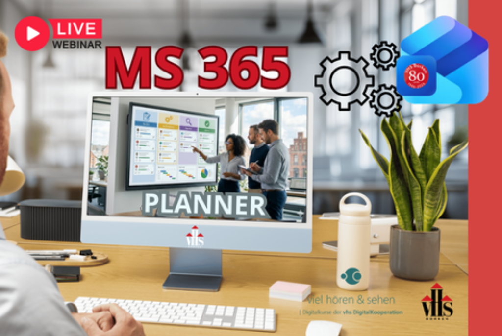 Bürotisch mit Computerbildschirm, auf dem eine MS 365 Planner-Oberfläche gezeigt wird, daneben Pflanze, Trinkflasche und Tastatur, im Hintergrund zwei Personen vor einem Fenster