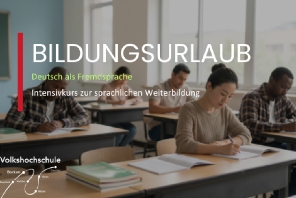 Mehrere Personen sitzen in einem Klassenraum an Tischen und schreiben in Hefte