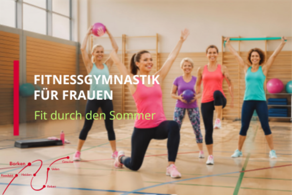 Fünf Frauen in Sportkleidung machen Gymnastik in einer Turnhalle, eine Frau kniet mit erhobenen Armen und hält einen pinken Ball