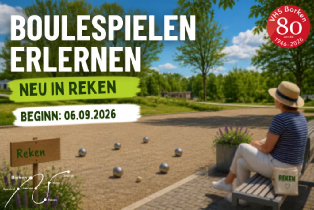 Person mit Strohhut sitzt auf Bank neben Boule-Spielplatz mit mehreren Boulekugeln und hält ein Heft