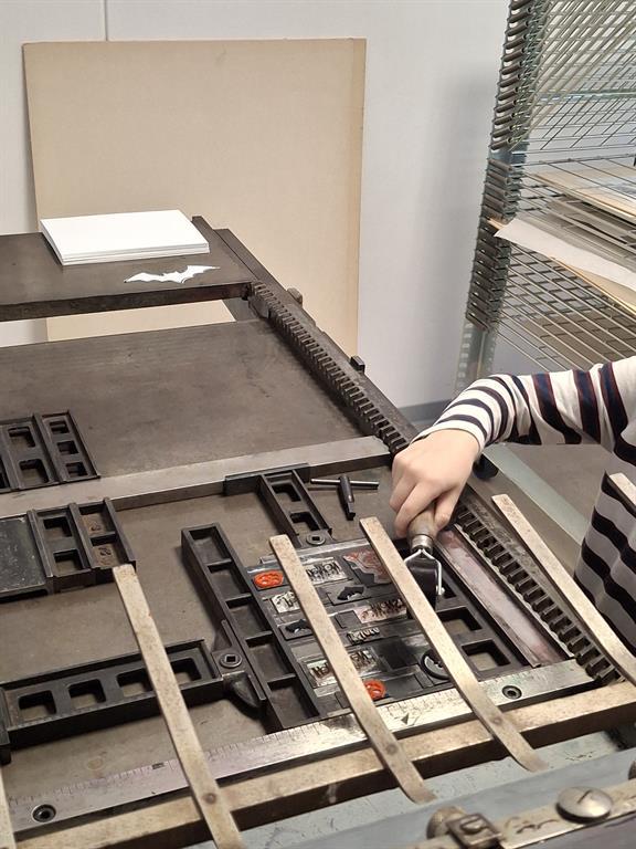 Hand bedient Hebel an einer alten Druckerpresse mit Metalllettern