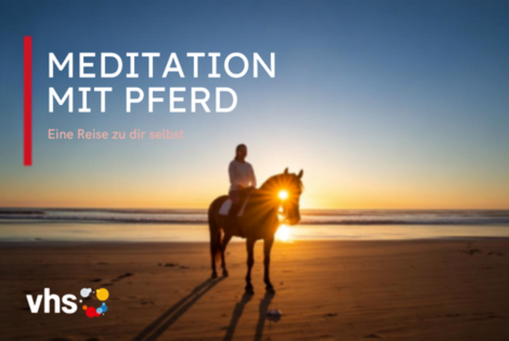 Person reitet bei Sonnenuntergang am Strand auf einem Pferd