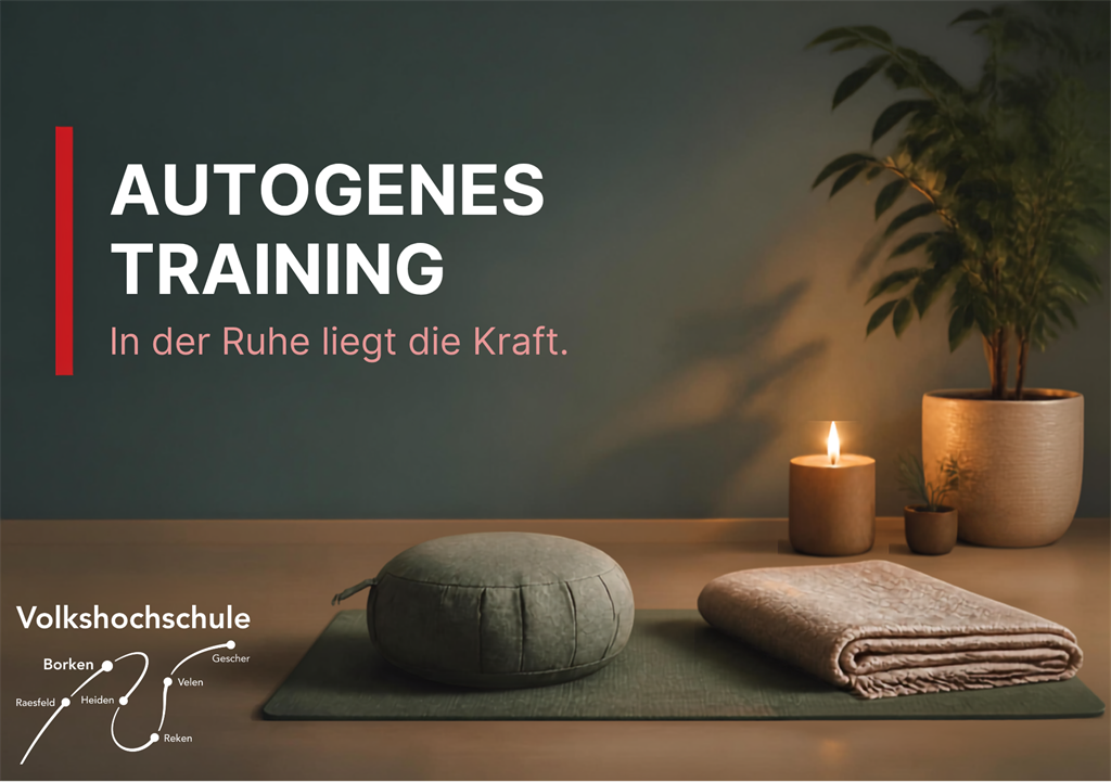 Meditationskissen, gefaltete Decke und brennende Kerze auf Matte vor Wand mit Text 'AUTOGENES TRAINING In der Ruhe liegt die Kraft.'