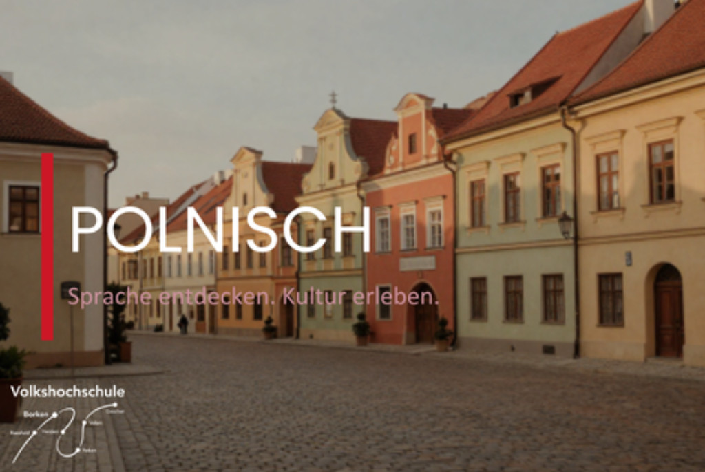 Historische Häuserzeile mit Kopfsteinpflaster in einer Altstadt bei Sonnenuntergang, Text 'POLNISCH Sprache entdecken Kultur erleben' und Logo der Volkshochschule Borken