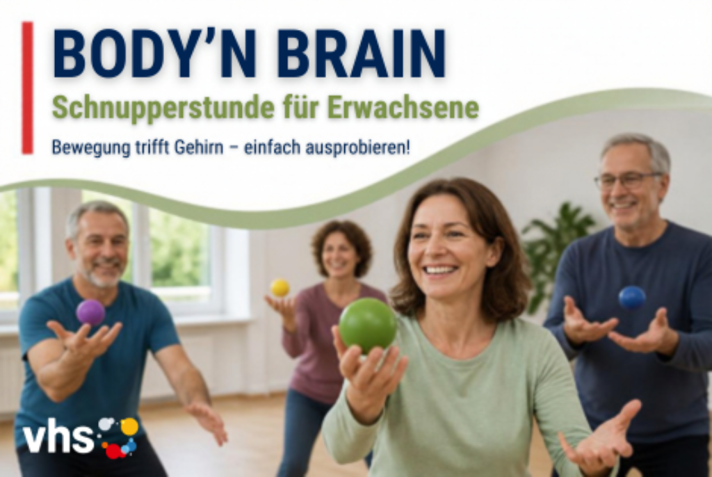 Gruppe von Erwachsenen in einem hellen Raum hält bunte Bälle in ausgestreckten Händen und lächelt
