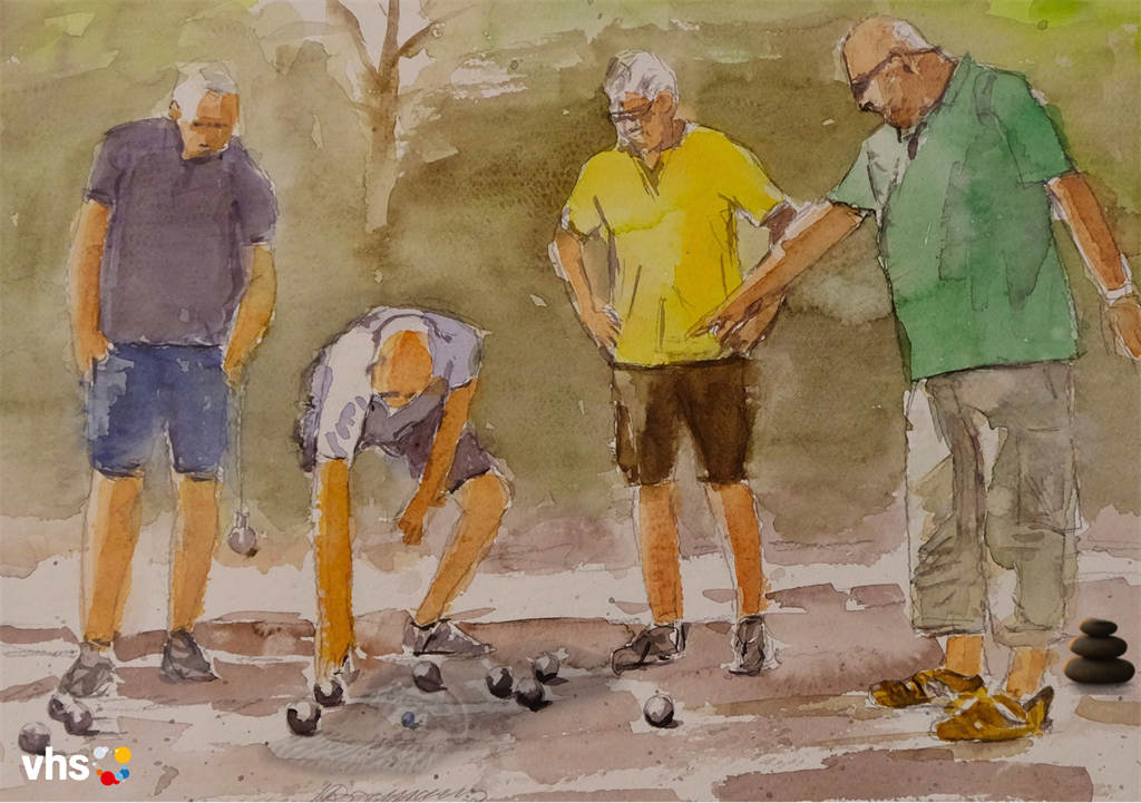 Vier ältere Männer spielen Boule auf einem sandigen Spielfeld, einer kniet und misst den Abstand der Kugeln