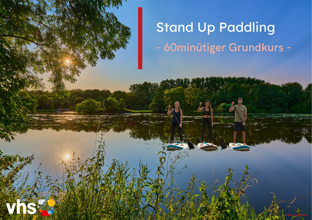 Drei Personen stehen auf Stand-up-Paddle-Boards auf einem ruhigen See bei Sonnenuntergang, umgeben von Bäumen und Wasserpflanzen