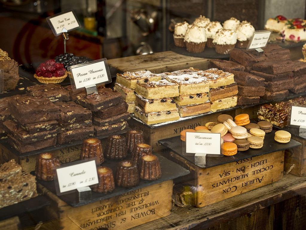 Macarons, Kuchen und verschiedenes französisches Gebäck in einem Schaufenster.