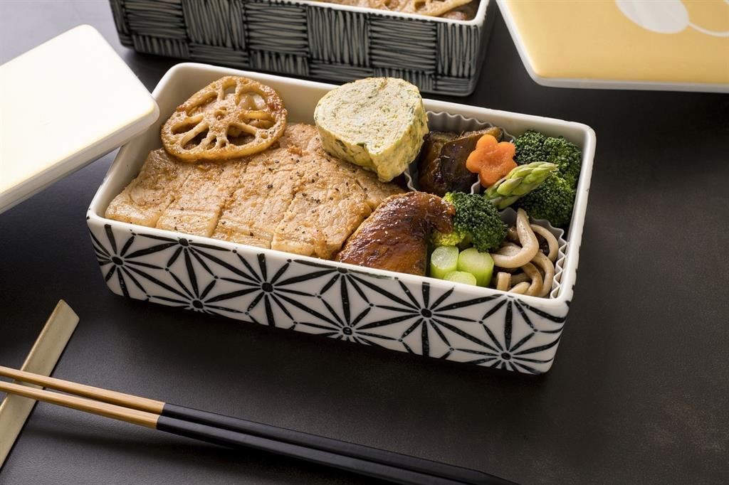 Bento, schnelle Mahlzeit mit unterteilten Schachteln und verschiedenem Gemüse und Fleisch.
