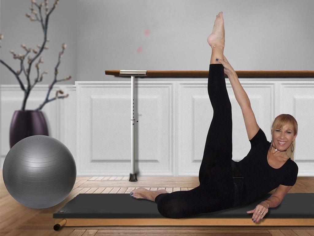 Frau macht eine Gymnastikübung auf einer Matte.