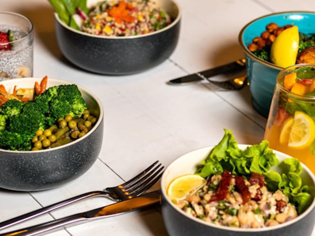 Vier Bowls mit verschiedenem Obst und Gemüse.