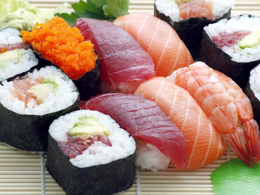 Viele verschiedene Sushi Variationen, mit Lachs, Reis, Seetang und weiteren Zutaten.