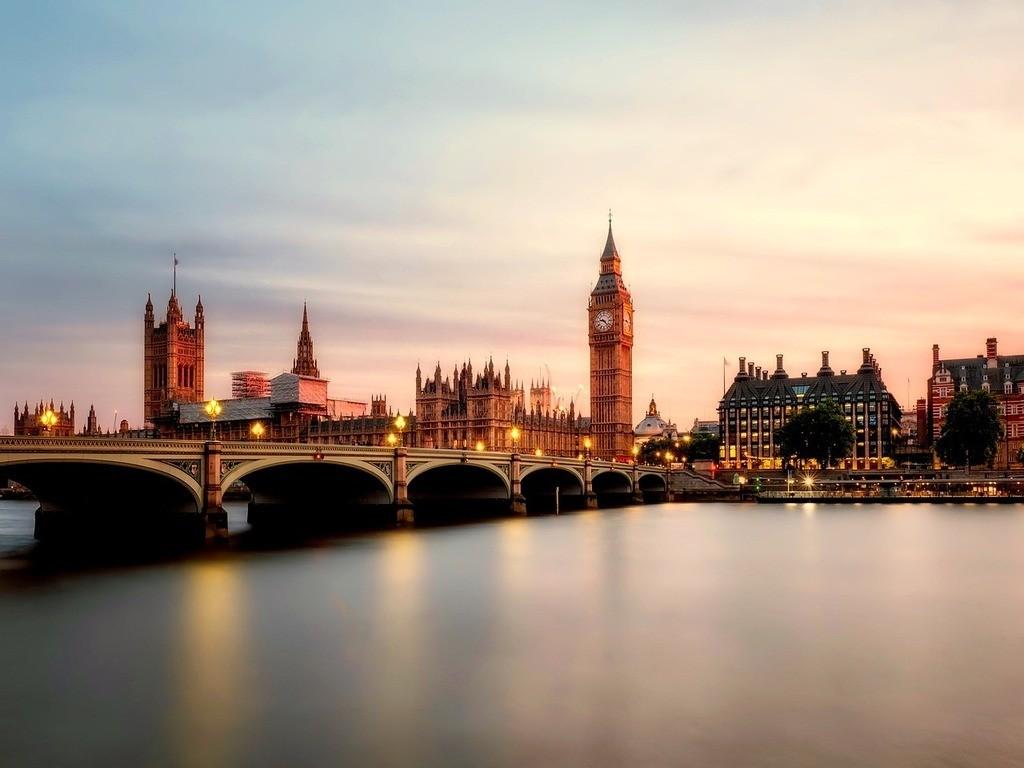 Blick auf den Big Ben am Ufer der Themse in London
