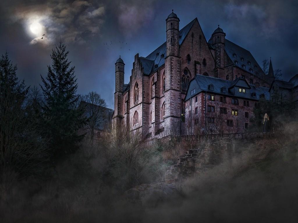 Ritterliches Schloss bei Nacht, mit einer Dame, die sich seitlich und teilweise verborgen vor dem Schloss befindet