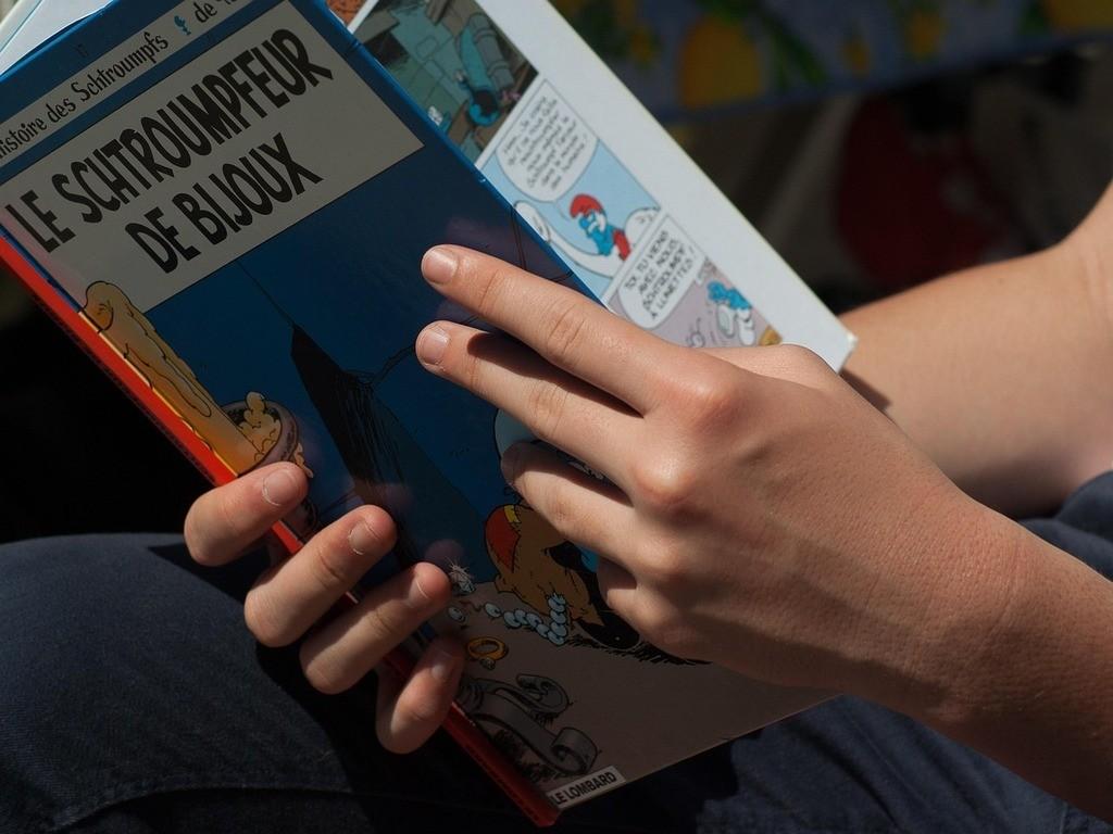 Französischer Comic, der gelesen wird