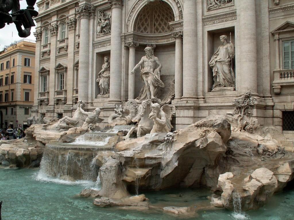 Trevi-Brunnen in Rom mit der beeindruckenden barocken Brunnenanlage und den charakteristischen Skulpturen.