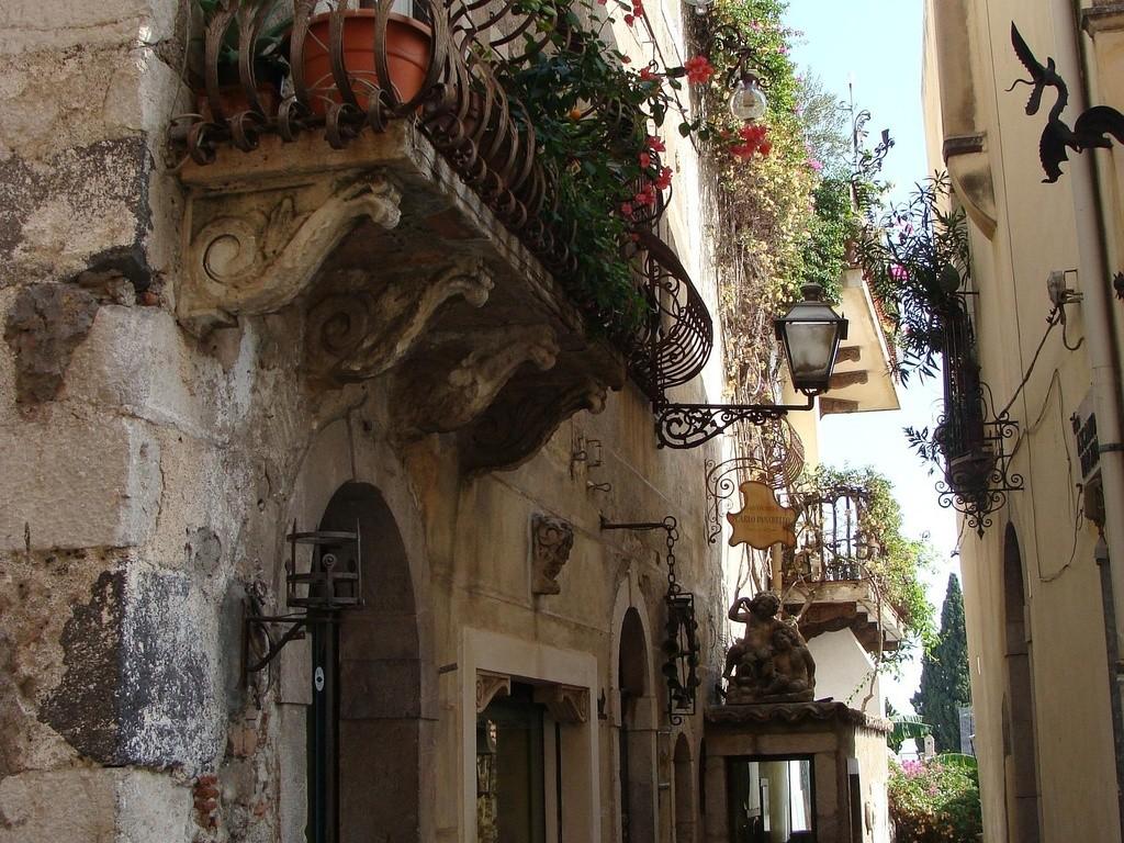 Typische kleine Gasse in Sizilien mit mediterranen Häusern, Balkonen und Außentreppen.
