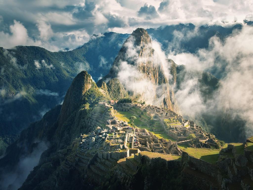 Terrassenförmig angelegte Landschaft in Peru mit historischen landwirtschaftlichen Feldern an den Berghängen.