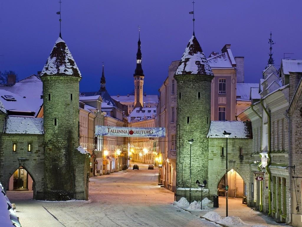 Alt-Text: Verschneite historische Altstadt in Estland mit winterlicher Atmosphäre.