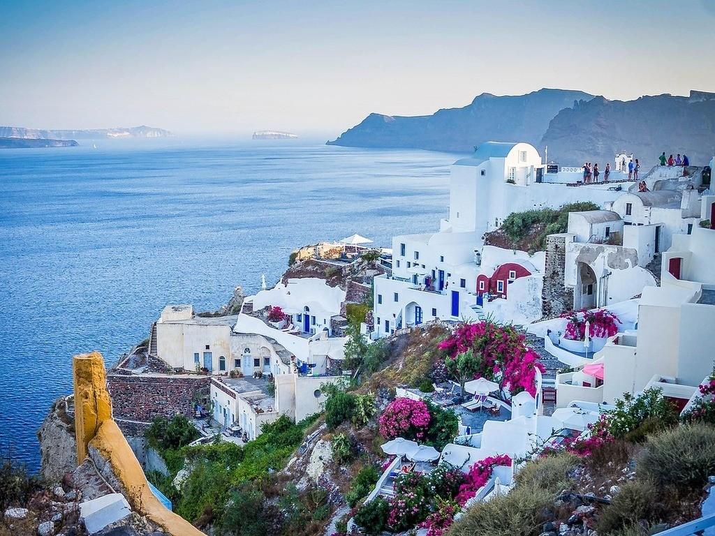 Weißes griechisches Dorf mit Blick auf das tiefblaue Meer.