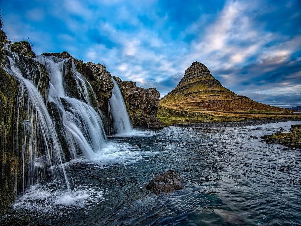 Natürlicher Wasserfall in einer isländischen Landschaft.