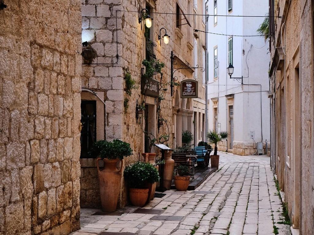 Kleine historische Steingasse in einem kroatischen Küstenort.