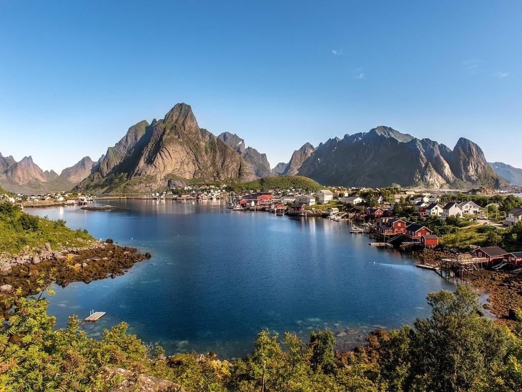 Typische norwegische Seenlandschaft mit Bergen und bewaldeten Ufern.