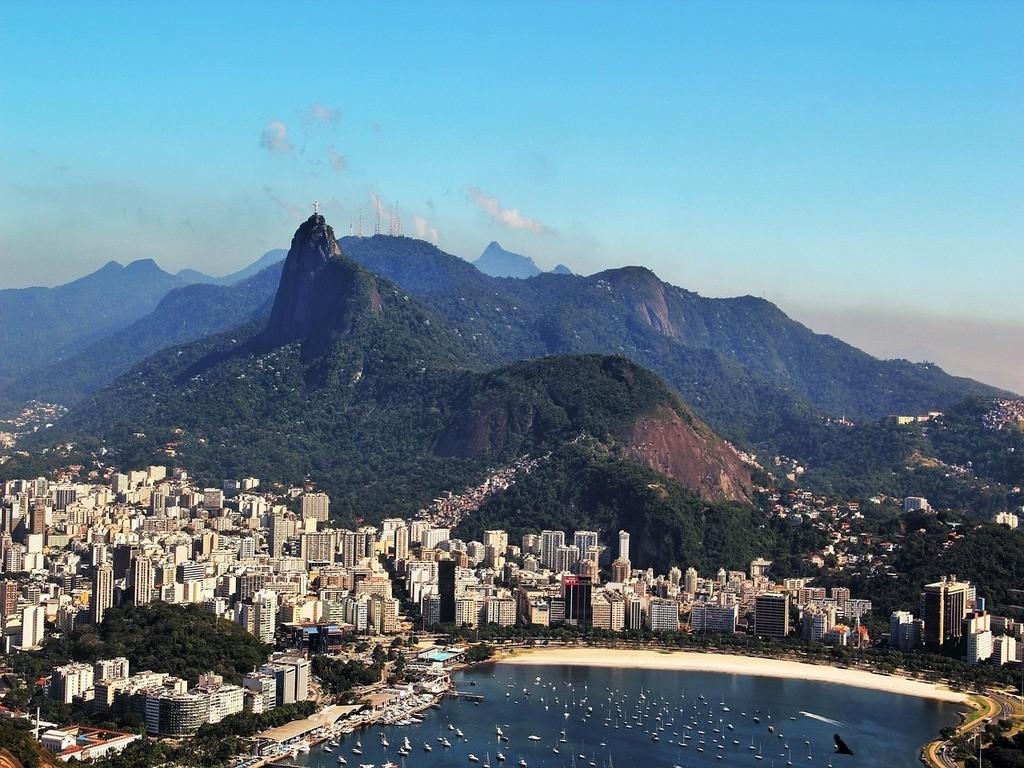 Blick auf Rio de Janeiro mit Strand, Zuckerhut und der Christusstatue.