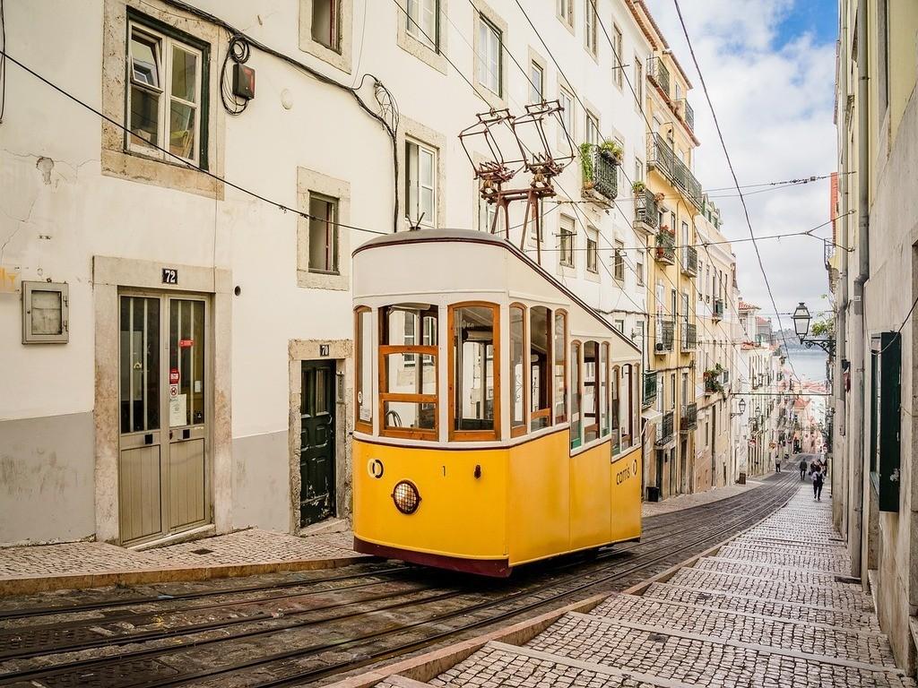 Typische gelbe historische Straßenbahn in Portugal.