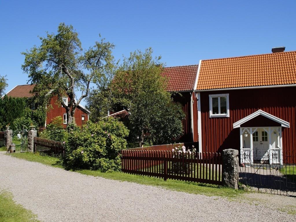 Typische schwedische Häuser mit traditioneller Architektur.