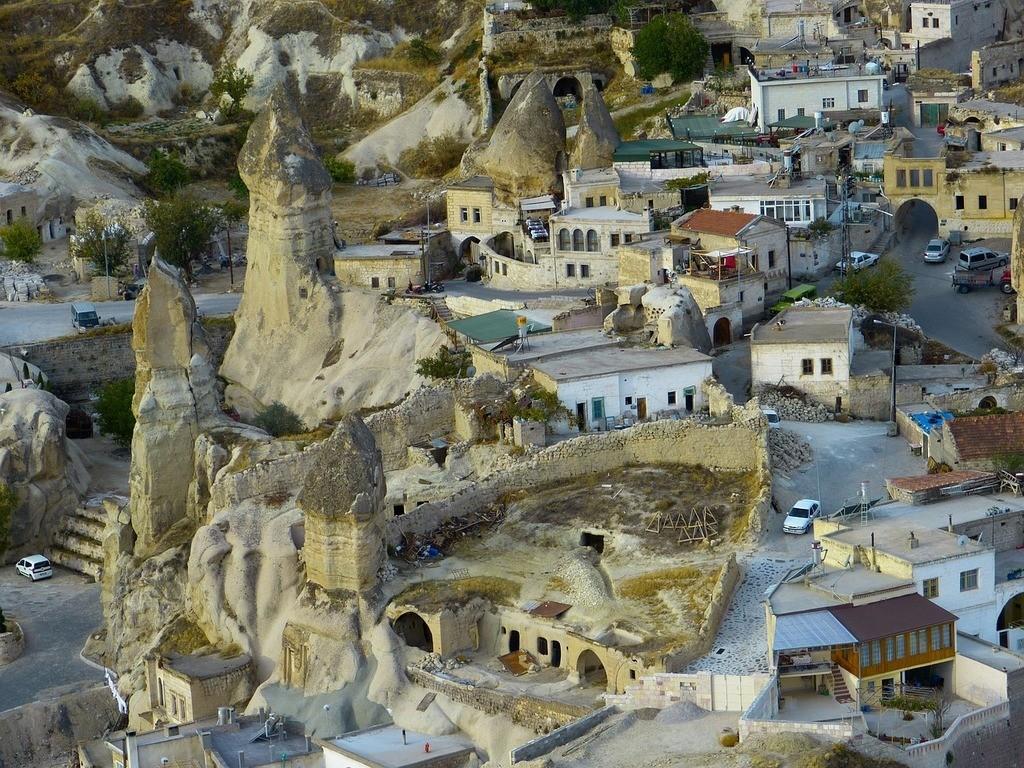 Göreme in Kappadokien mit markanten Tuffsteinformationen und historischen Felsbehausungen.