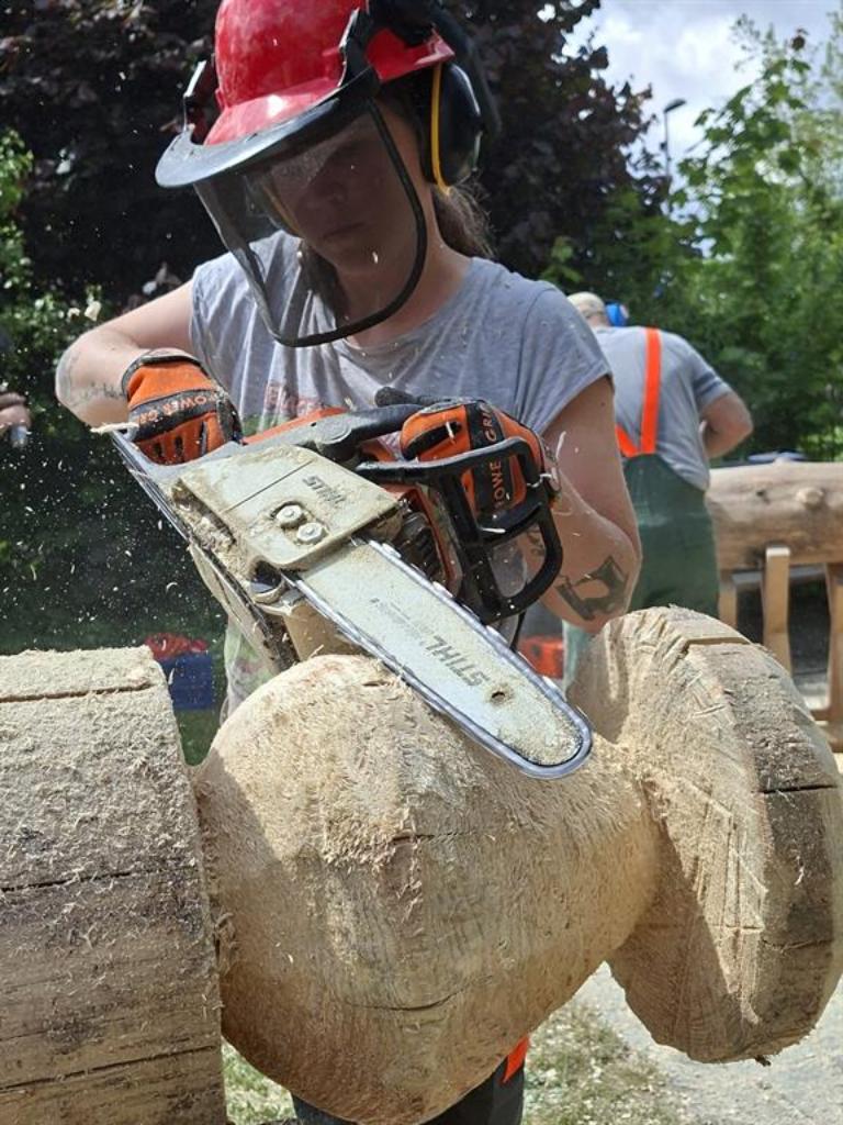 Ein Pilz entsteht, geschnitzt mit der Kettensäge.