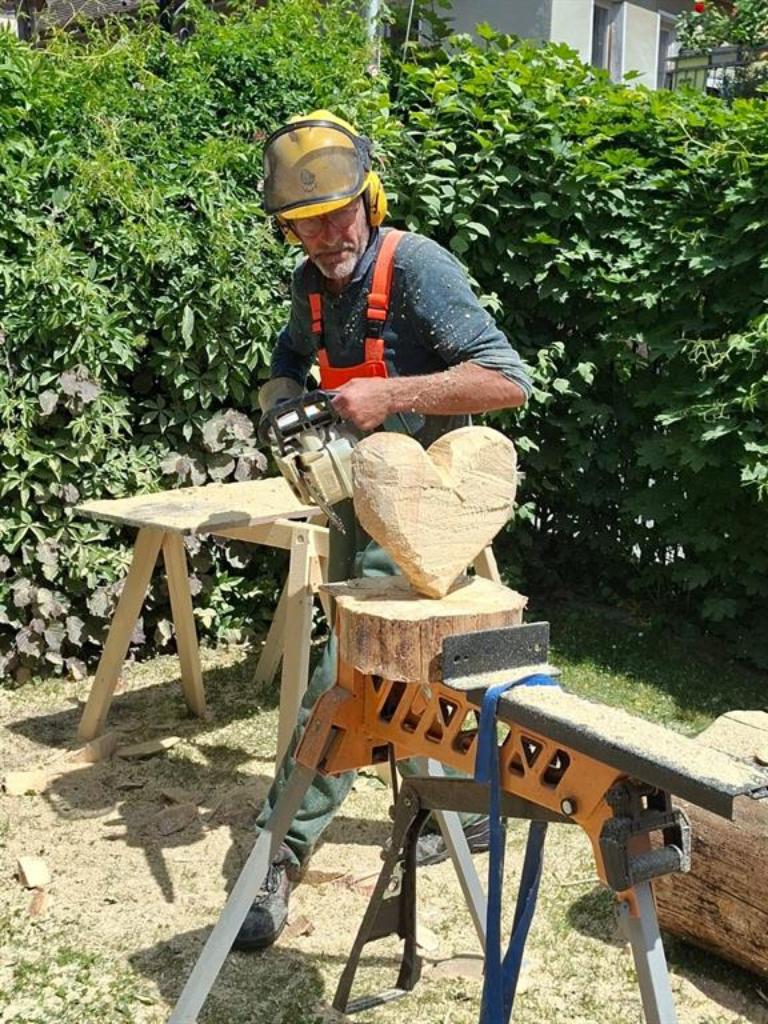 Ein Herz entsteht, geschnitzt mit der Kettensäge.