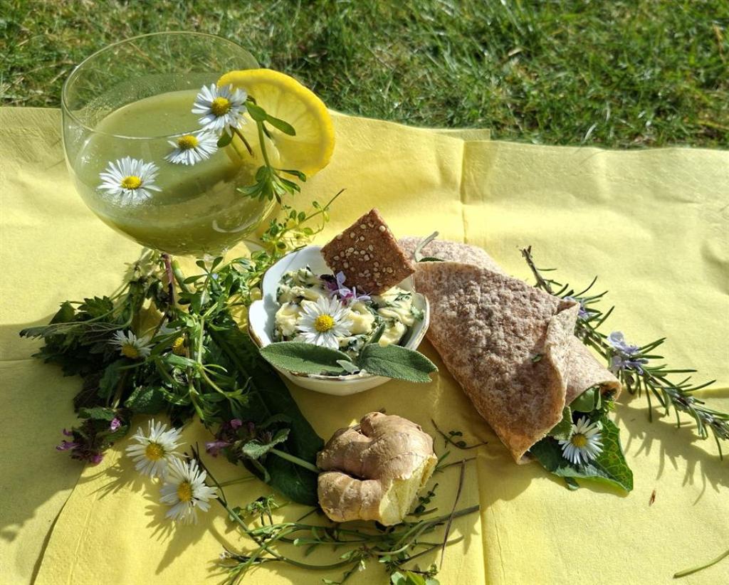 gesundes Piknik mit Kräuterbutter und Brot